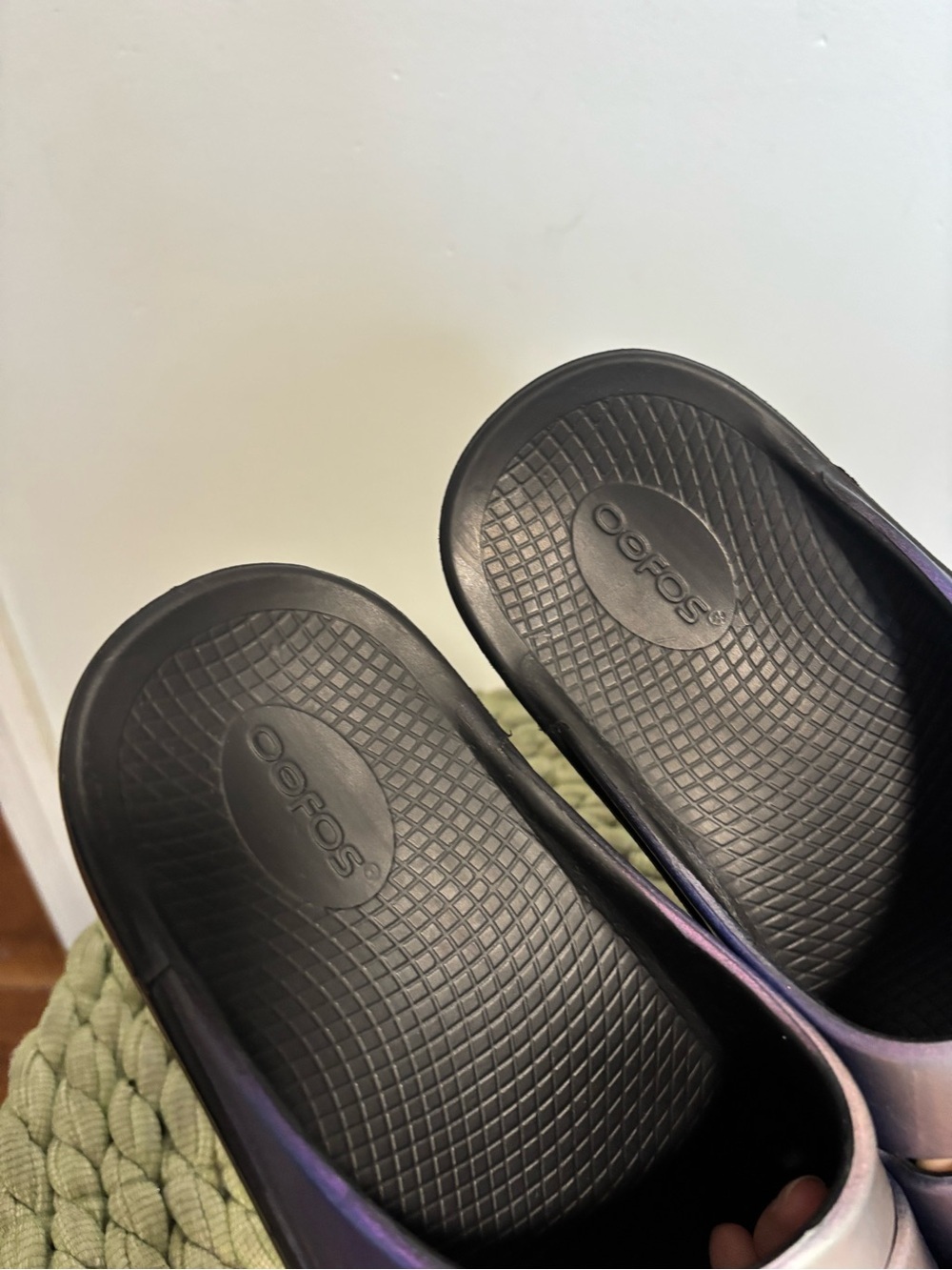 OOFOS OOahh Luxe Recovery Slide Iridescent Purple-Pink Sandals - Picture 4 of 7